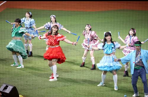 「超ときめきハート宣伝部」とコラボする清宮フレンズの左から山本拓、清宮幸、北山。右端はオタクの浅間（撮影・黒川智章）