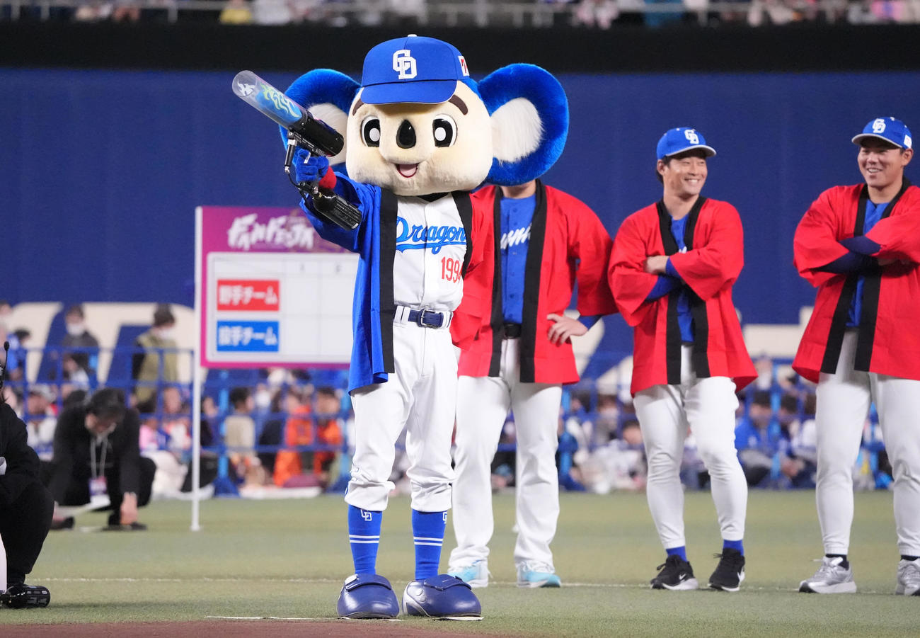 バズーカ射的で手本を見せるドアラ（撮影・森本幸一）