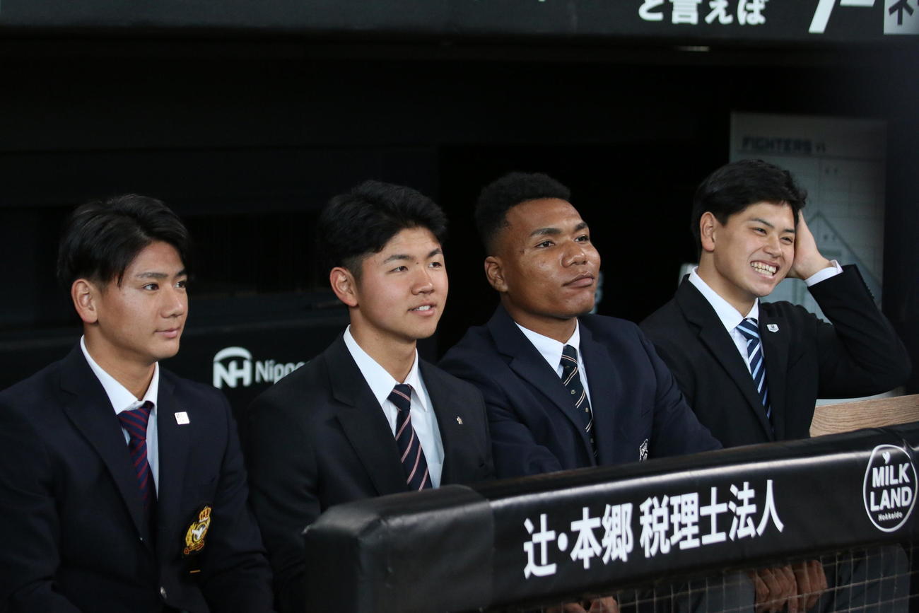 施設見学でエスコンフィールドを訪れた日本ハムの新人選手（左から）ドラフト3位東海大・大塚瑠晏、同4位日大藤沢・半田南斗、同2位大阪学院大・エドポロ　ケイン、育成1位北海学園大・常谷拓輝
