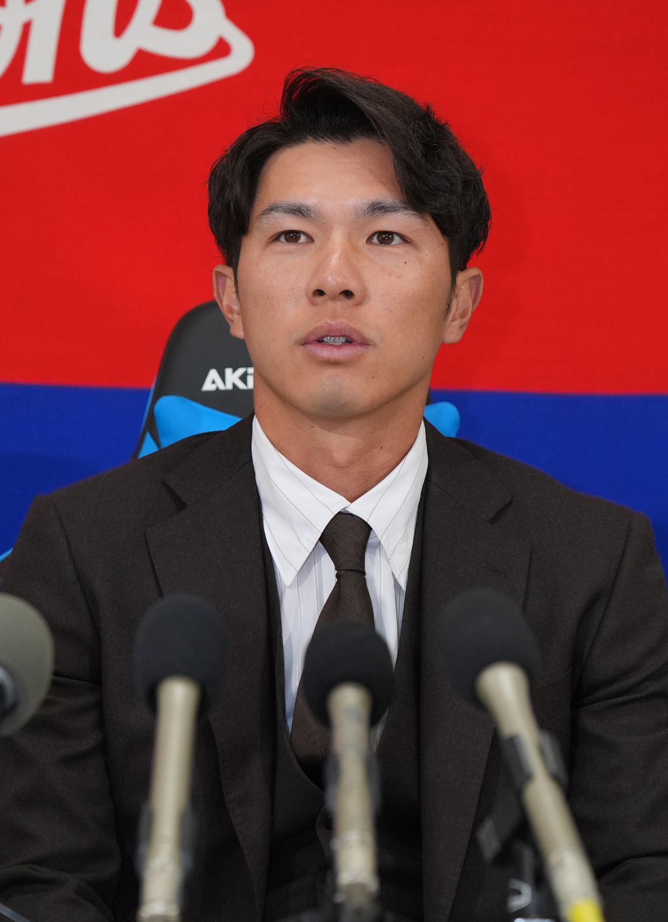 契約交渉を終え会見する福永（撮影・森本幸一）