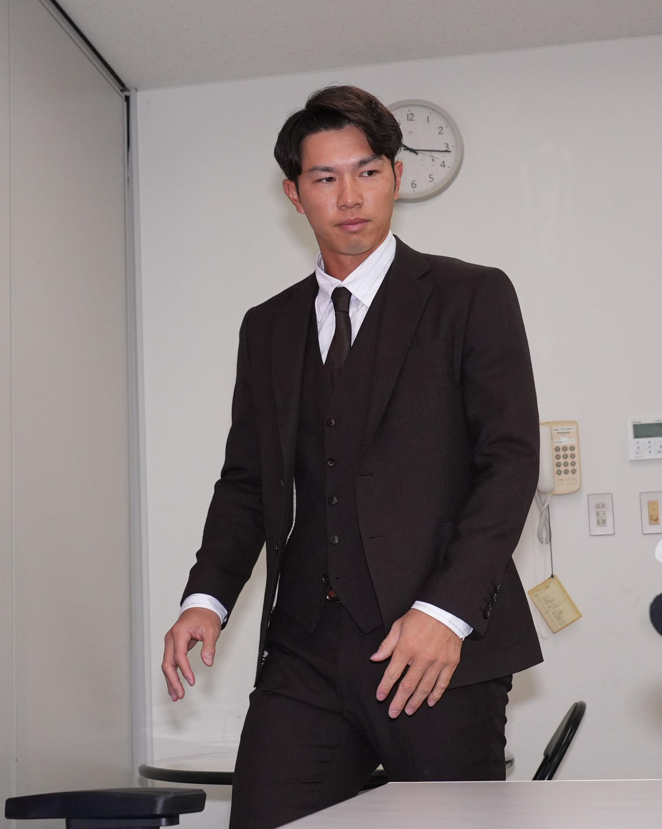 契約交渉を終え会見の席に着く福永（撮影・森本幸一）