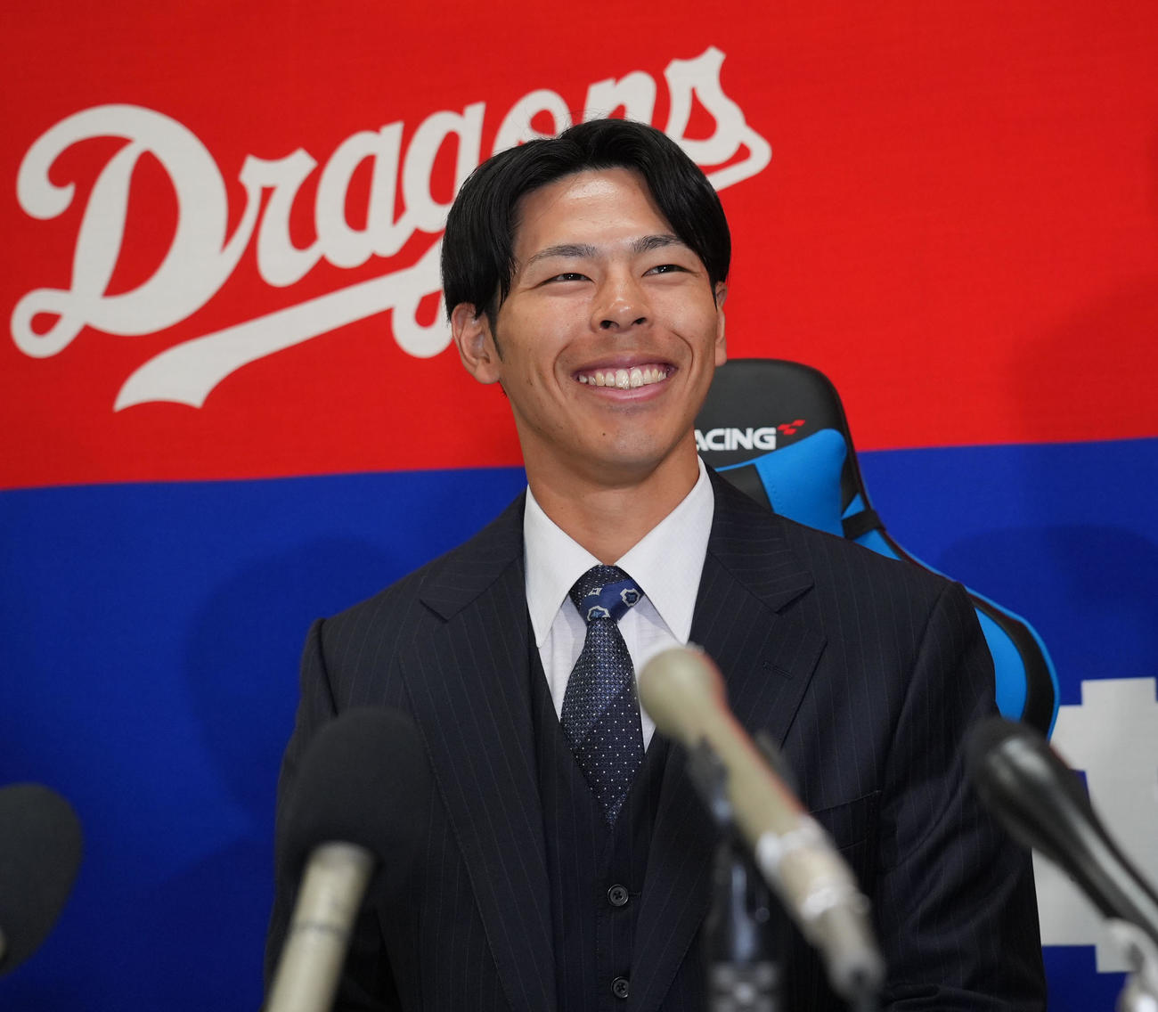 契約交渉を終え明るい表情で会見する樋口（撮影・森本幸一）