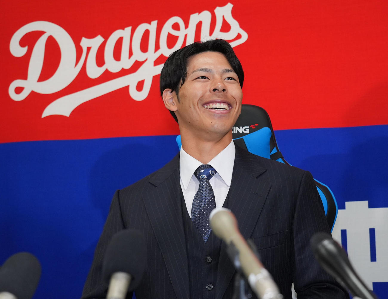 契約交渉を終え明るい表情で会見する樋口（撮影・森本幸一）