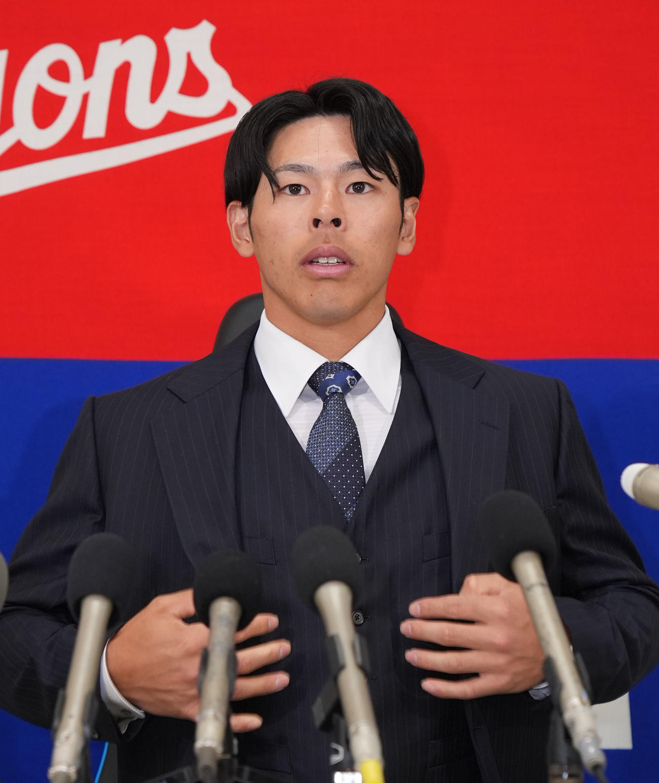 契約交渉を終え会見する樋口（撮影・森本幸一）