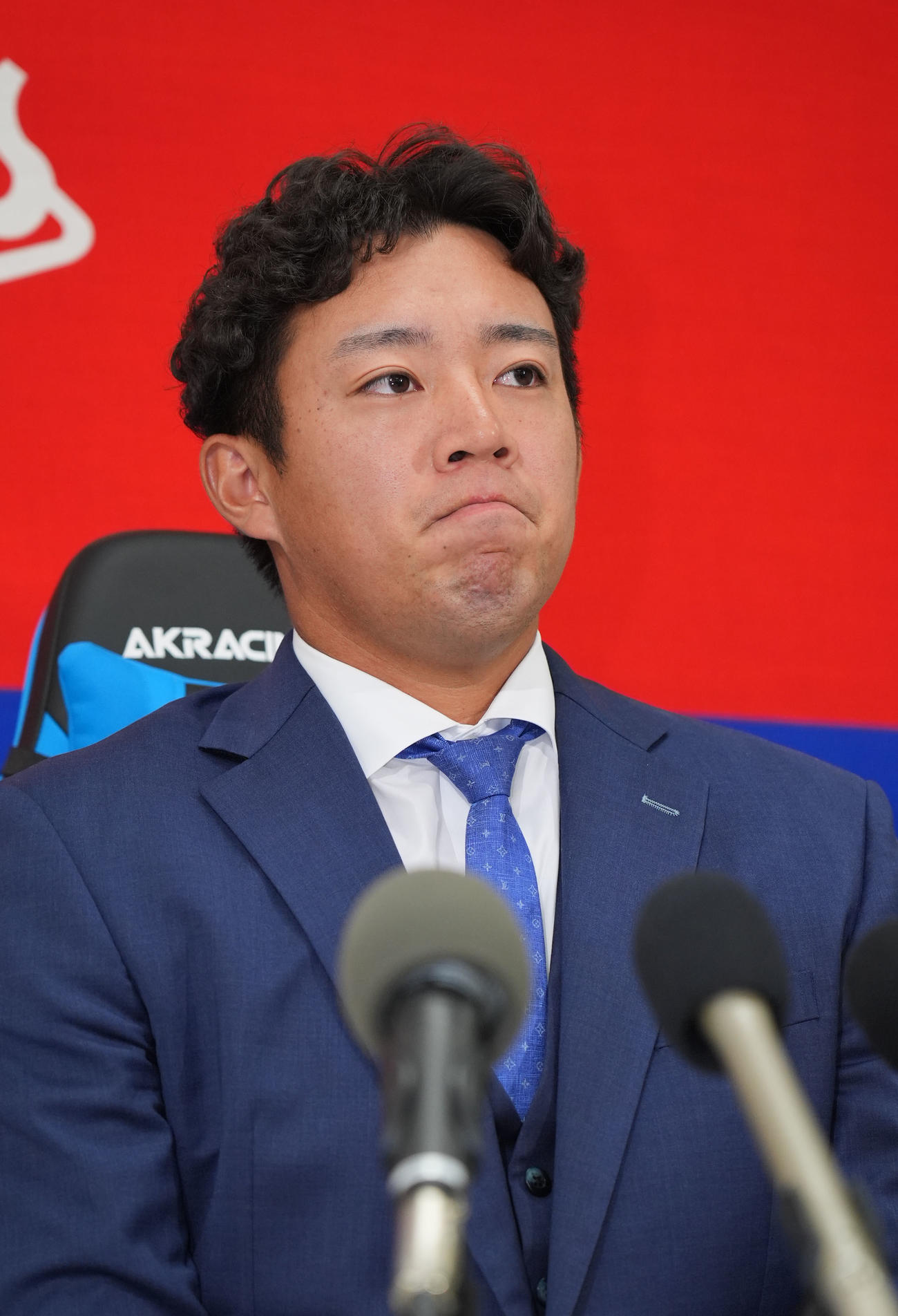 契約交渉を終え会見する鵜飼（撮影・森本幸一）