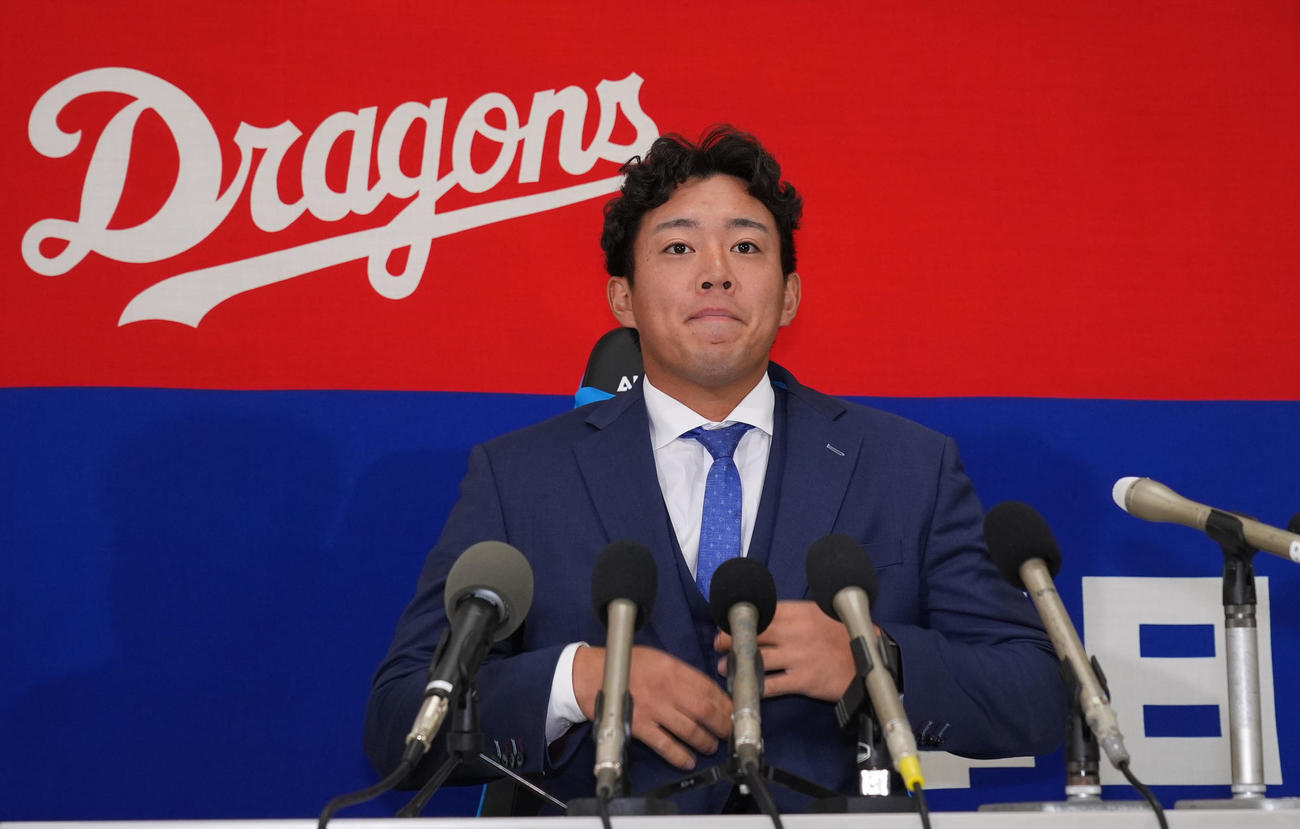 契約交渉を終え会見する鵜飼（撮影・森本幸一）