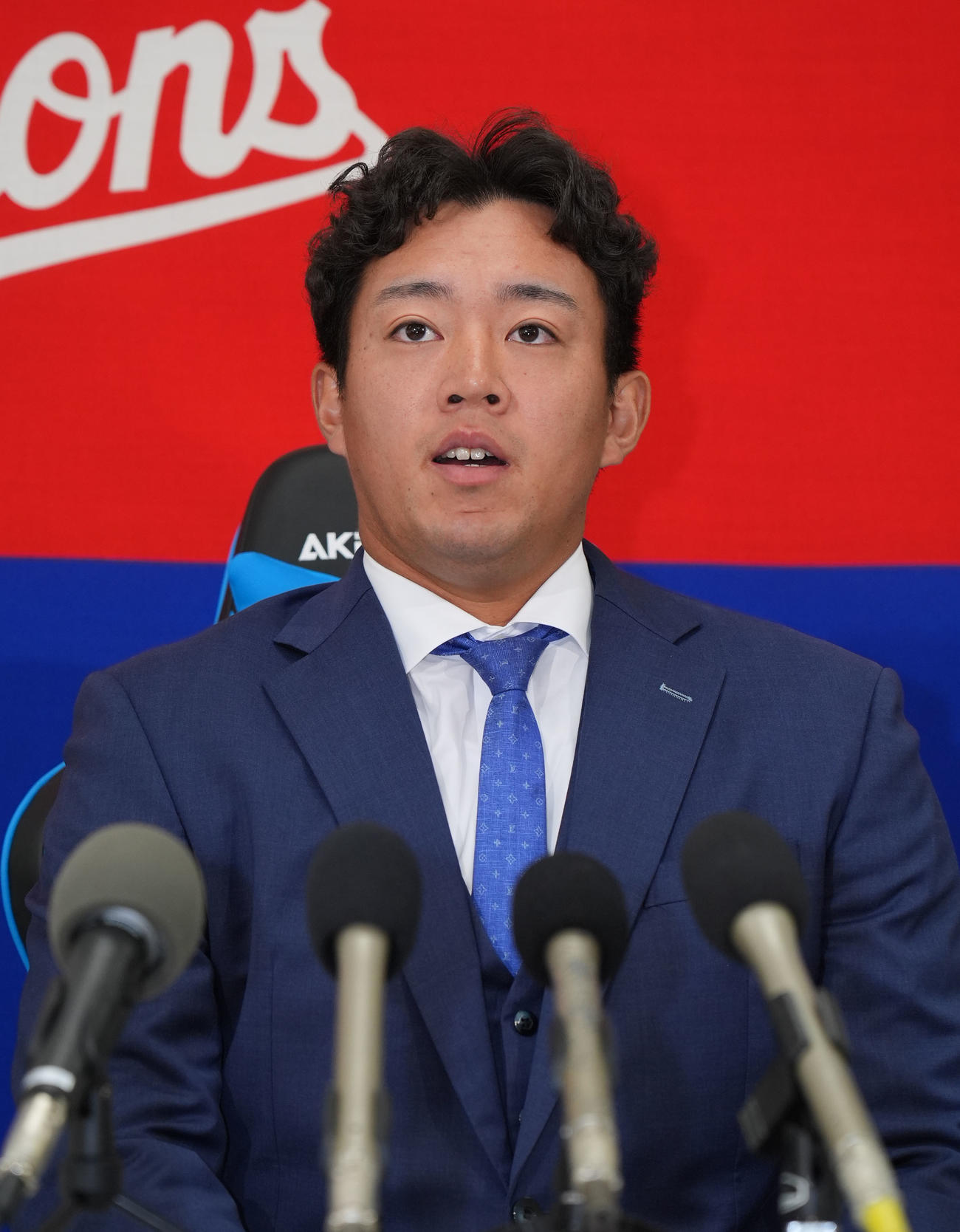 契約交渉を終え会見する鵜飼（撮影・森本幸一）