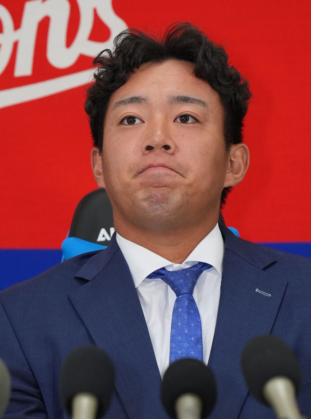 契約交渉を終え会見する鵜飼（撮影・森本幸一）