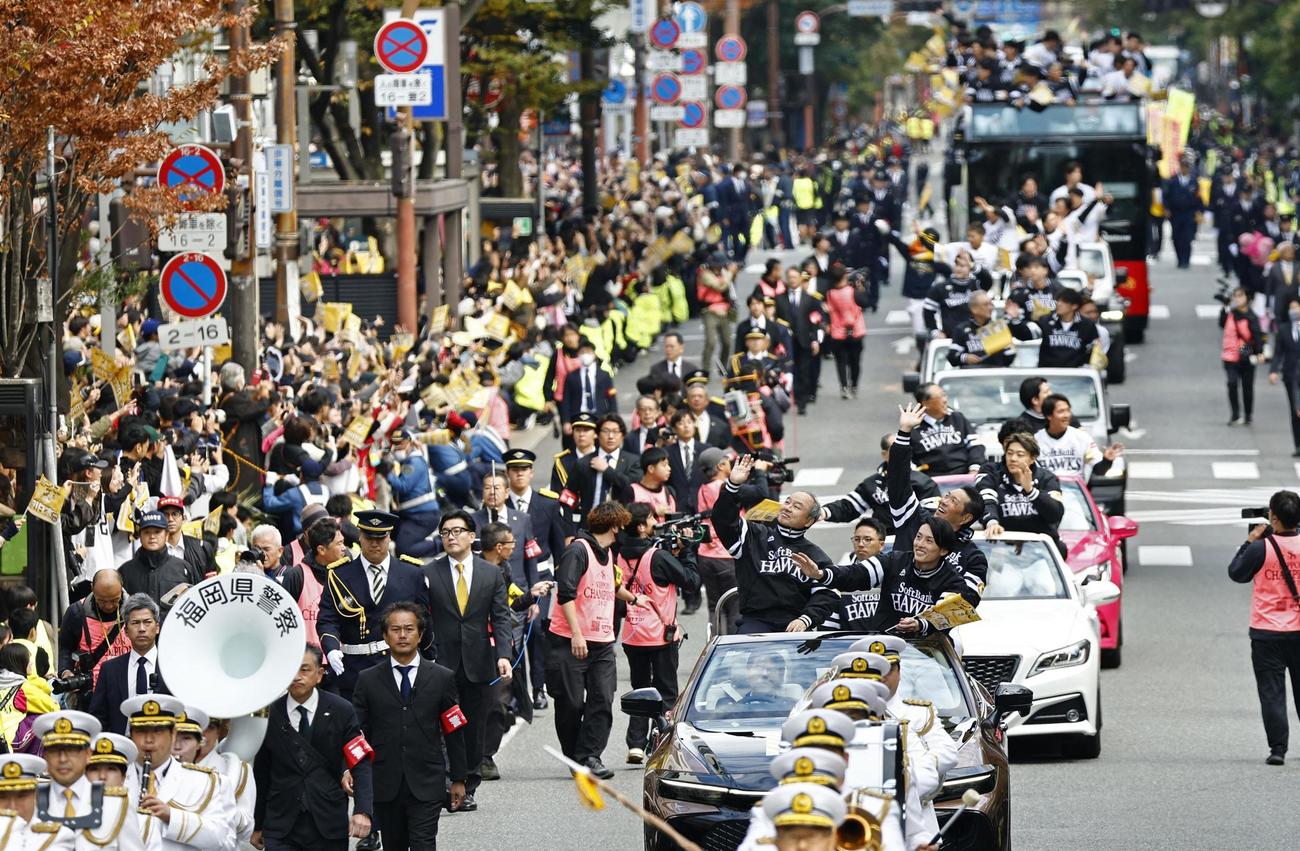 プロ野球で5年ぶりの日本一に輝いたソフトバンクの優勝祝賀パレード（共同）
