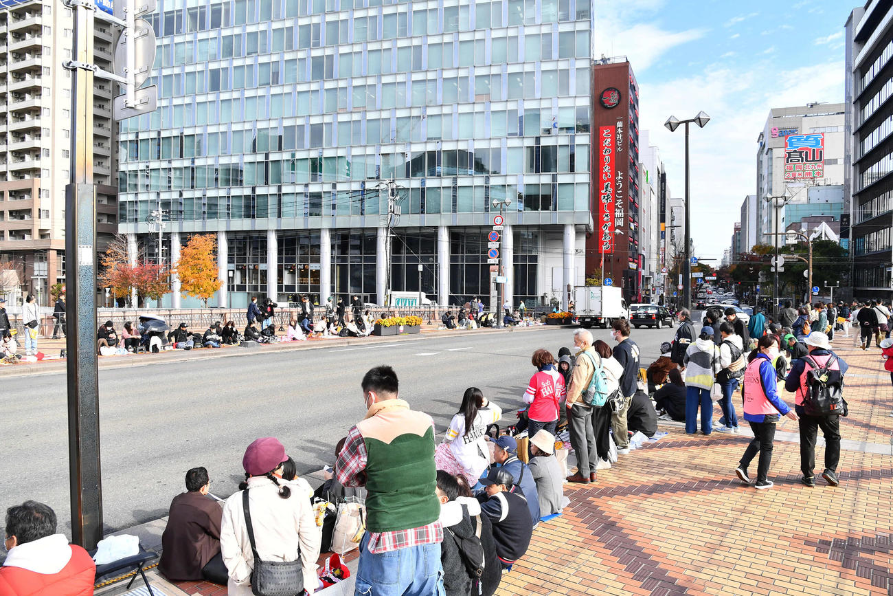 ソフトバンクの日本一祝賀パレードを見に沿道に集まるファン（撮影・岩下翔太）