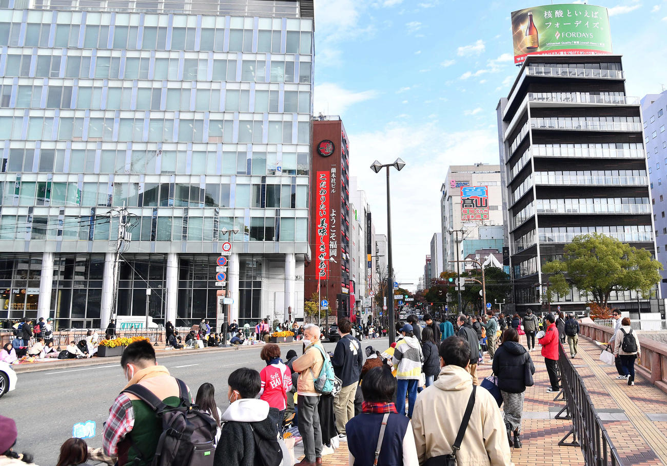 ソフトバンクの日本一祝賀パレードを見に沿道に集まるファン（撮影・岩下翔太）