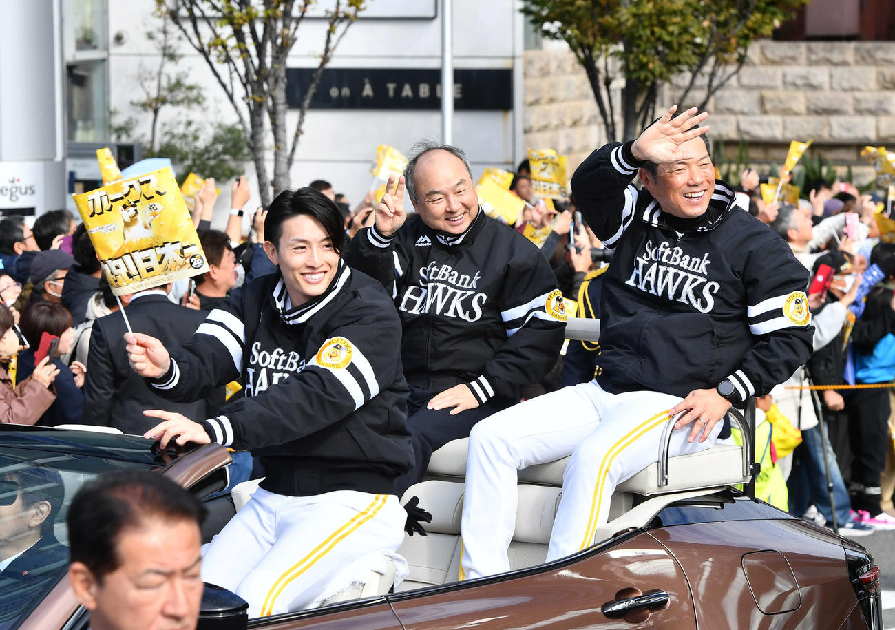ソフトバンクの優勝祝賀パレードで笑顔でファンに手を振る、左から周東、孫オーナー、小久保監督（撮影・岩下翔太）