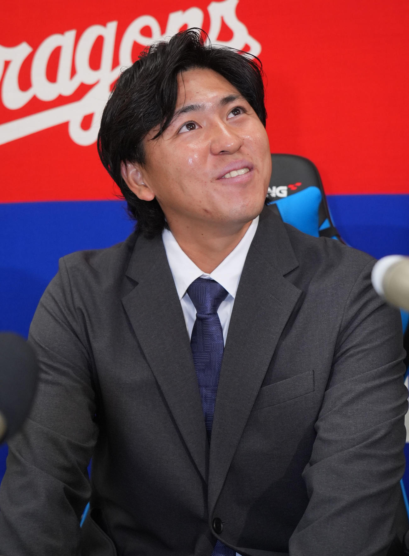 契約交渉を終え明るい表情で会見する三浦（撮影・森本幸一）
