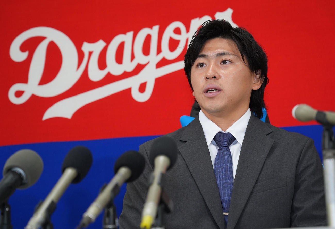 契約交渉を終え会見する三浦（撮影・森本幸一）