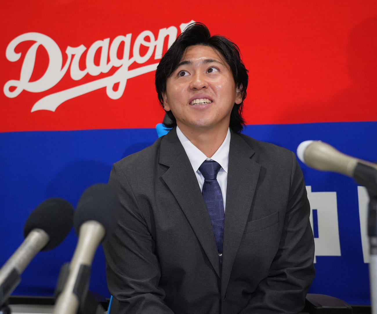契約交渉を終え会見する三浦（撮影・森本幸一）