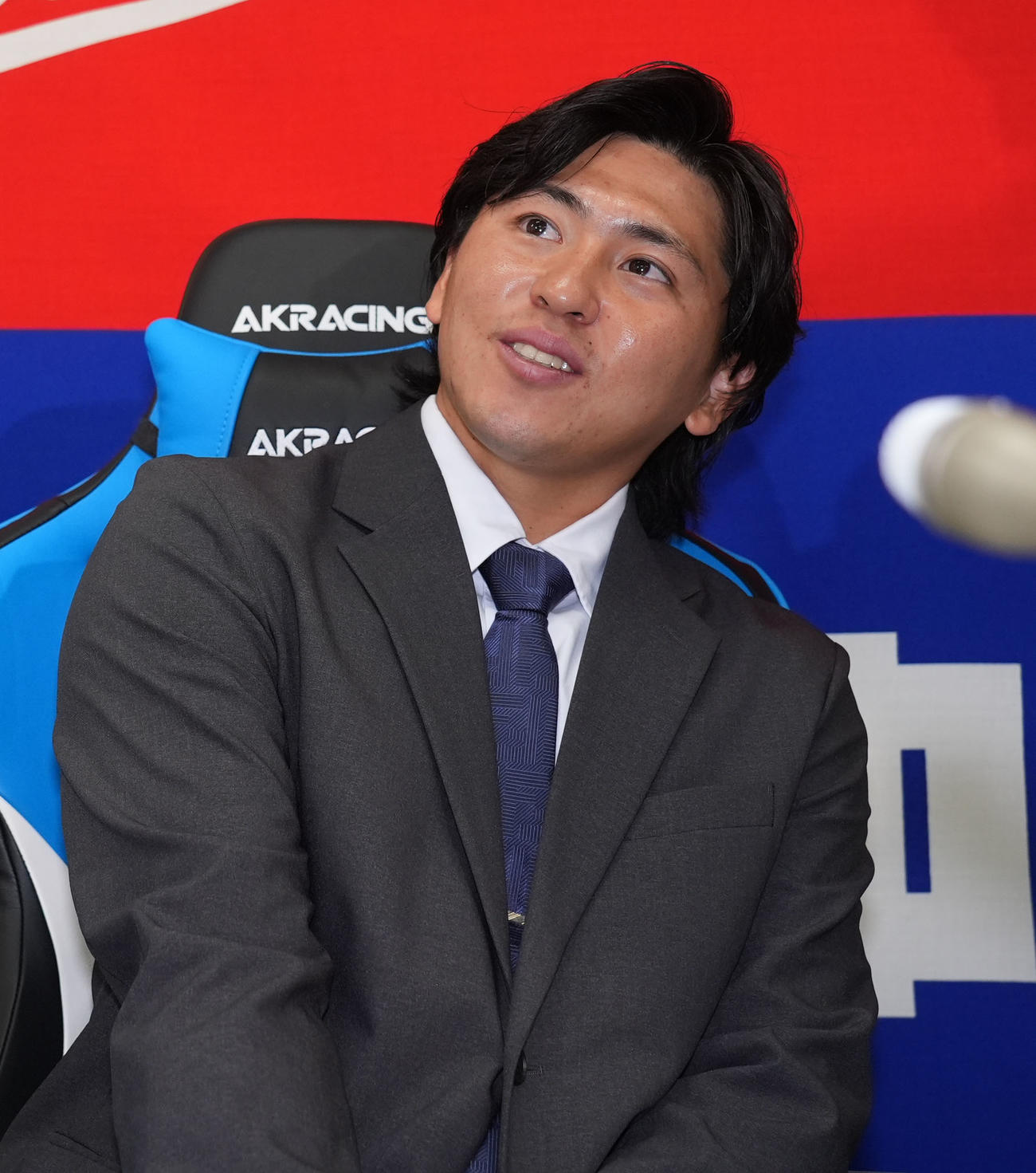 契約交渉を終え会見する三浦（撮影・森本幸一）