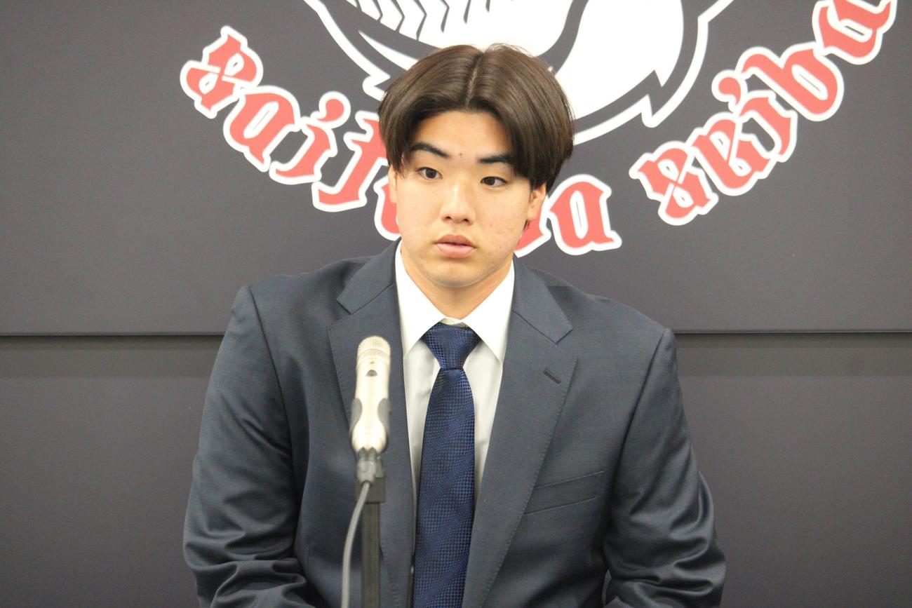 球団と育成再契約を結んだ西武上間（撮影・金子真仁）