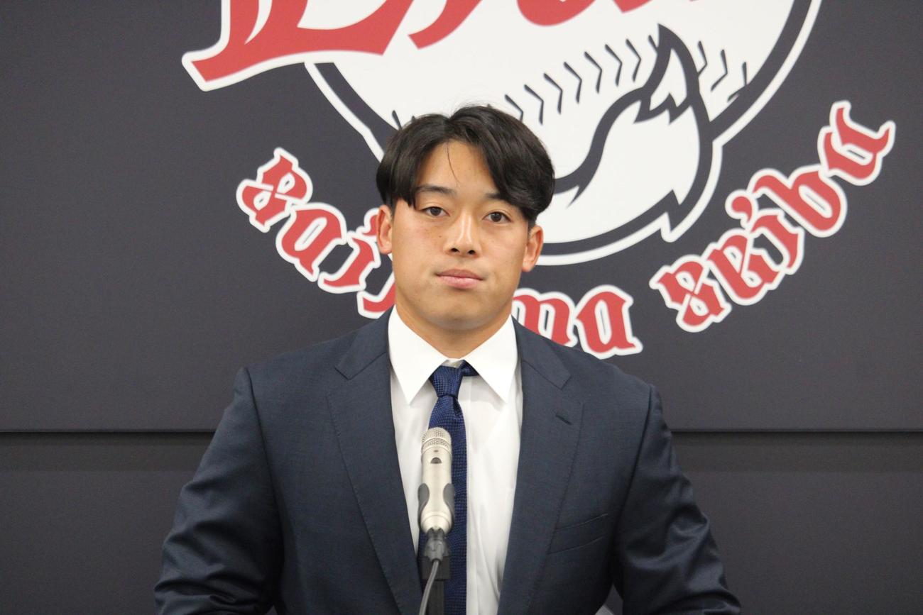 球団と育成再契約を結んだ西武宮沢（撮影・金子真仁）