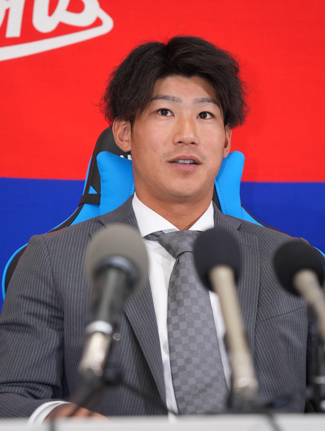 契約交渉を終え会見の席に着く浜（撮影・森本幸一）
