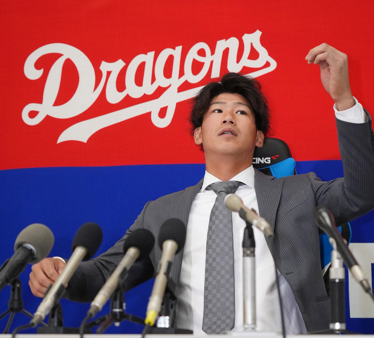 契約交渉を終え会見の席に着く浜（撮影・森本幸一）