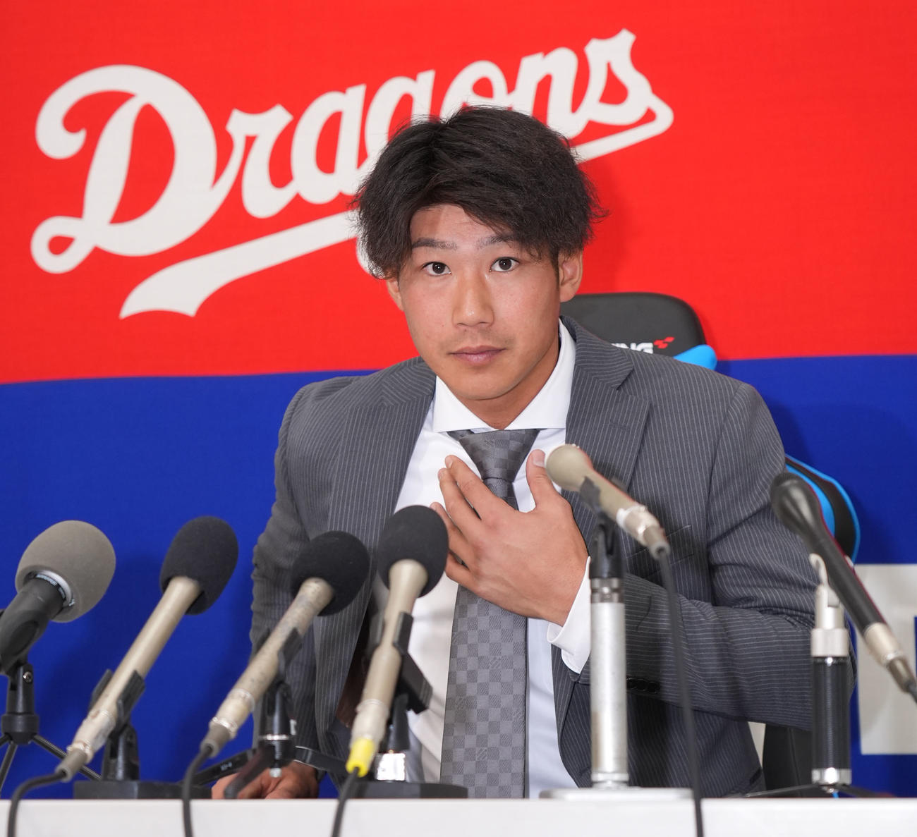 契約交渉を終え会見の席に着く浜（撮影・森本幸一）