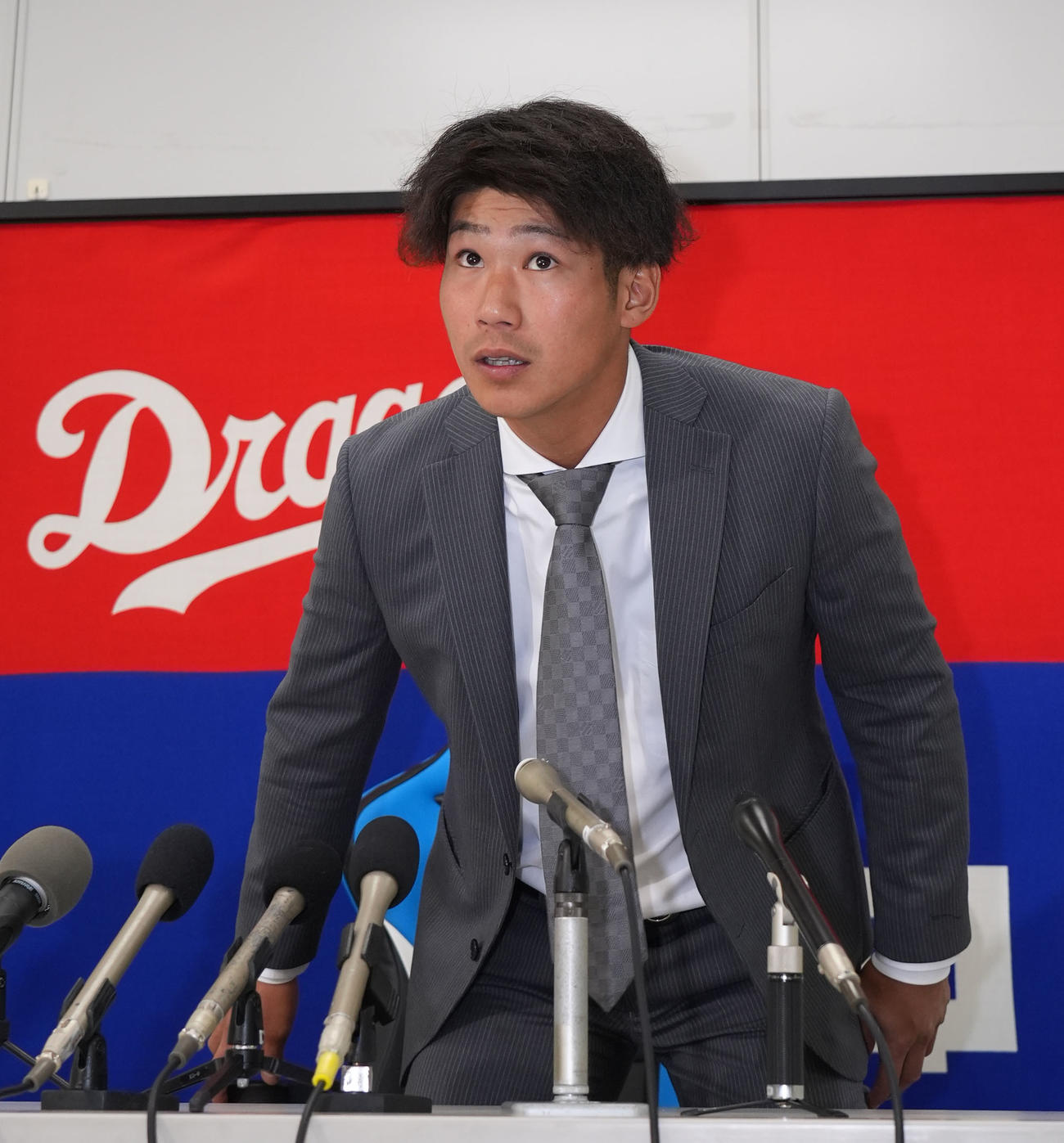 契約交渉を終え会見の席に着く浜（撮影・森本幸一）