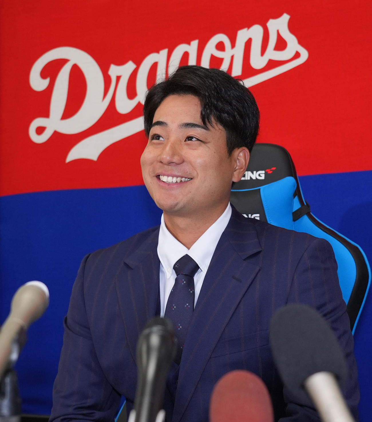 会見の合間に明るい表情を見せる石伊（撮影・森本幸一）