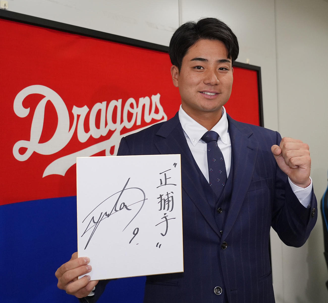 契約交渉後の会見を終え来季の目標を色紙に記す石伊（撮影・森本幸一）