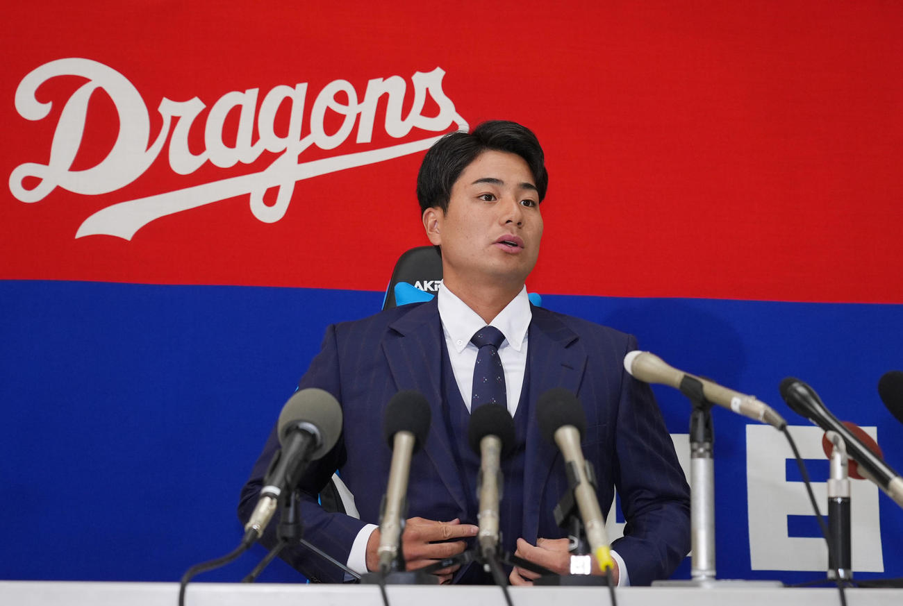 契約交渉を終え会見する石伊（撮影・森本幸一）