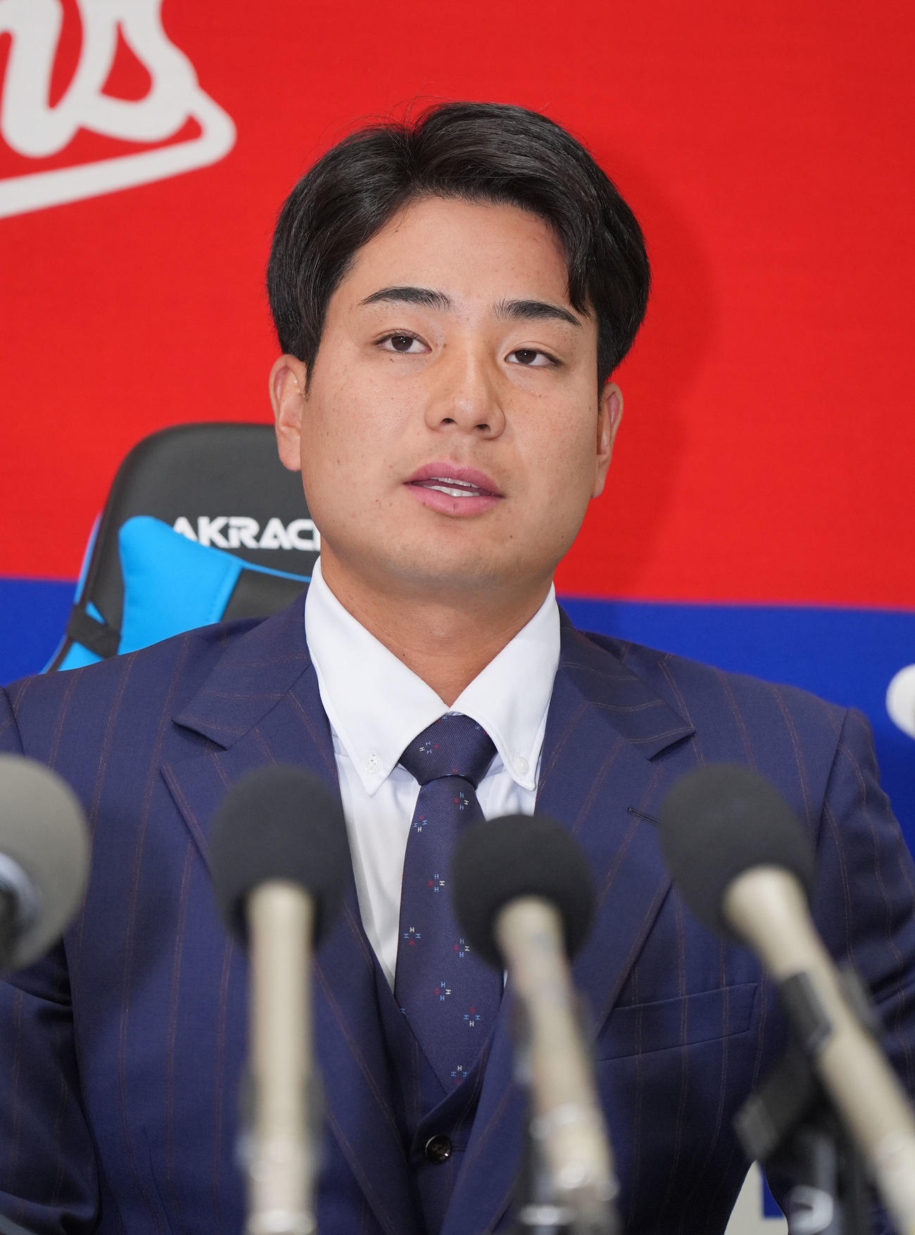 契約交渉を終え会見する石伊（撮影・森本幸一）