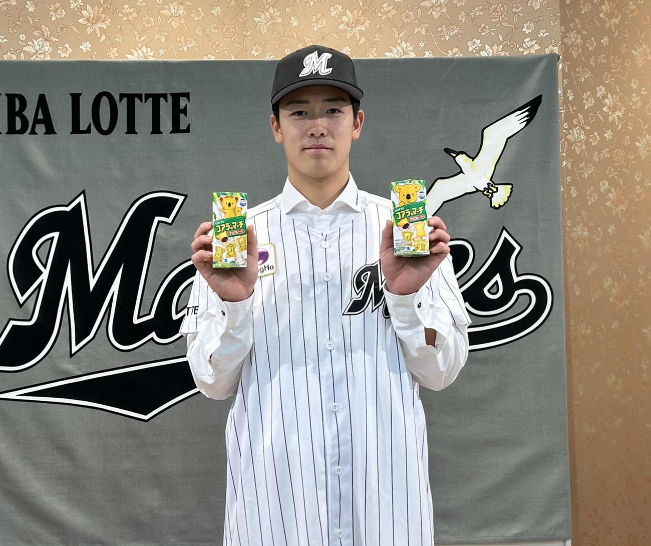 仮契約をおこなったドラフト3位の奥村（撮影・星夏穂）