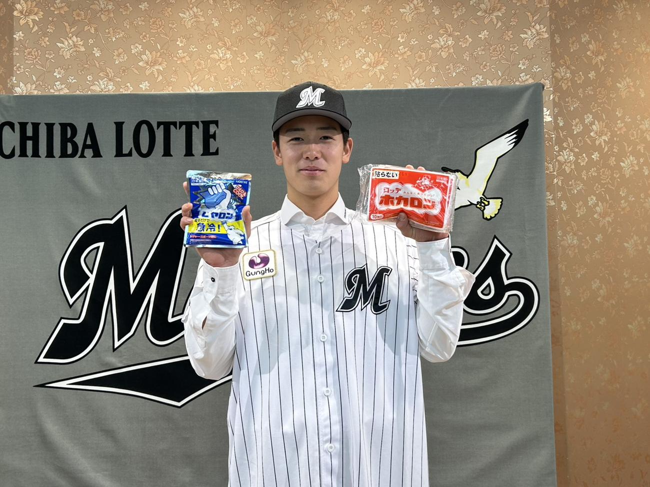 仮契約をおこなったドラフト3位の奥村（撮影・星夏穂）