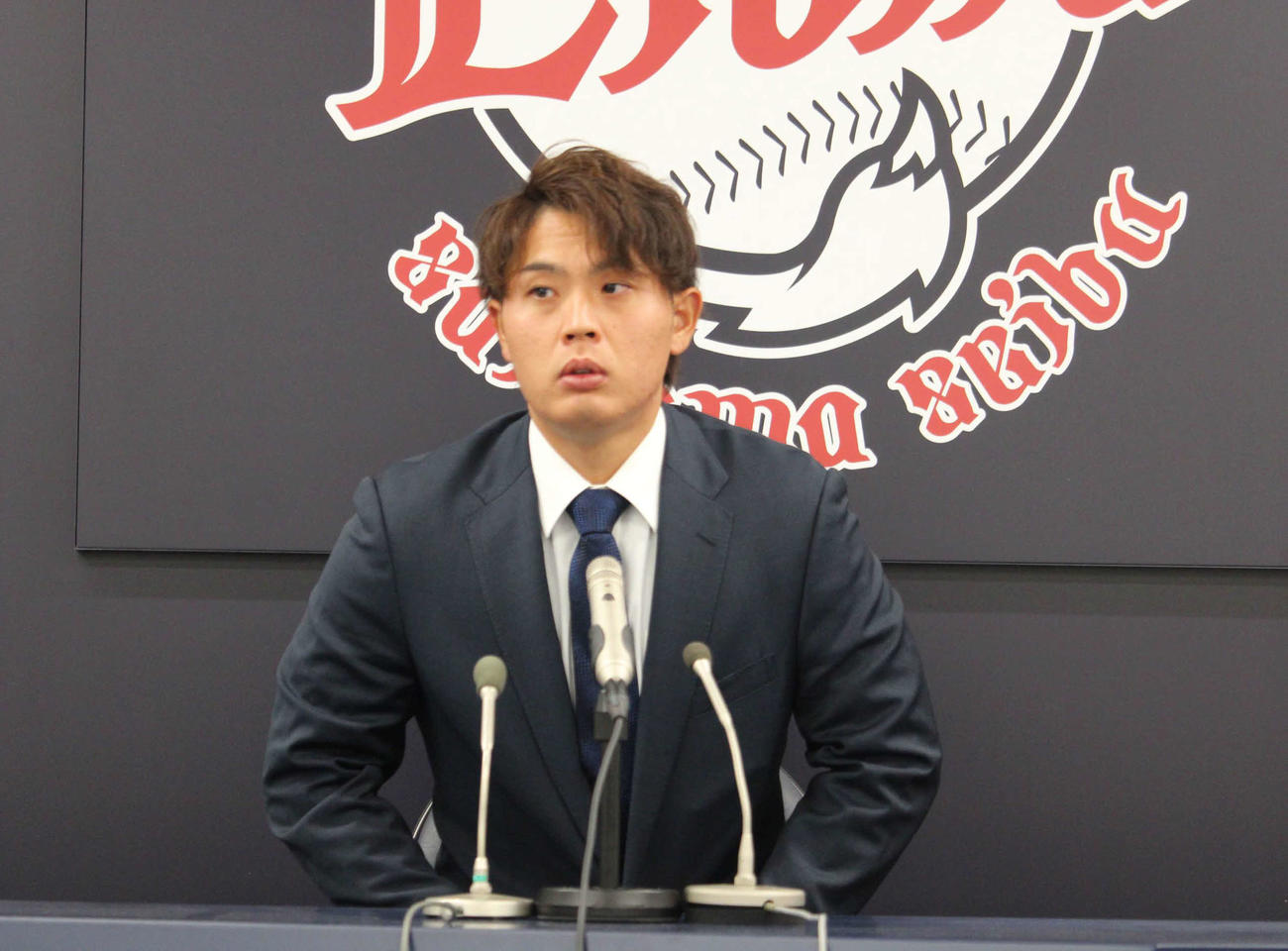 球団と育成再契約を結んだ西武三浦（撮影・金子真仁）