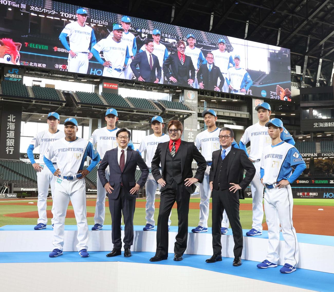 日本ハム新入団選手ウエルカムイベントで集合写真を撮る手前左からドラフト2位エドポロ　ケイン、栗山CBO、新庄監督、小村球団社長、1位大川、後列左から育成2位横山、5位藤森、3位大塚、4位半田、育成1位常谷（撮影・黒川智章）