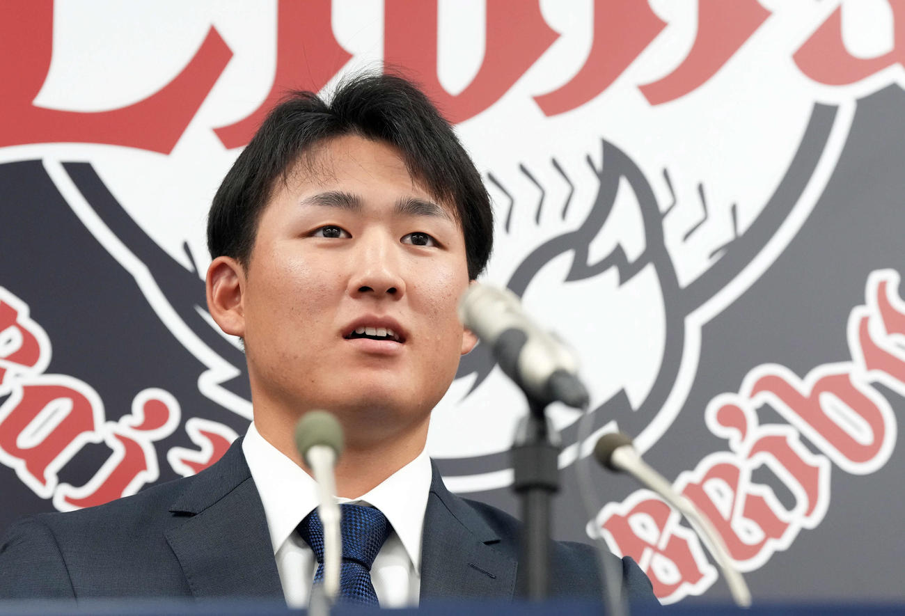 契約を更改し会見に臨んだ西武木瀬（撮影・たえ見朱実）