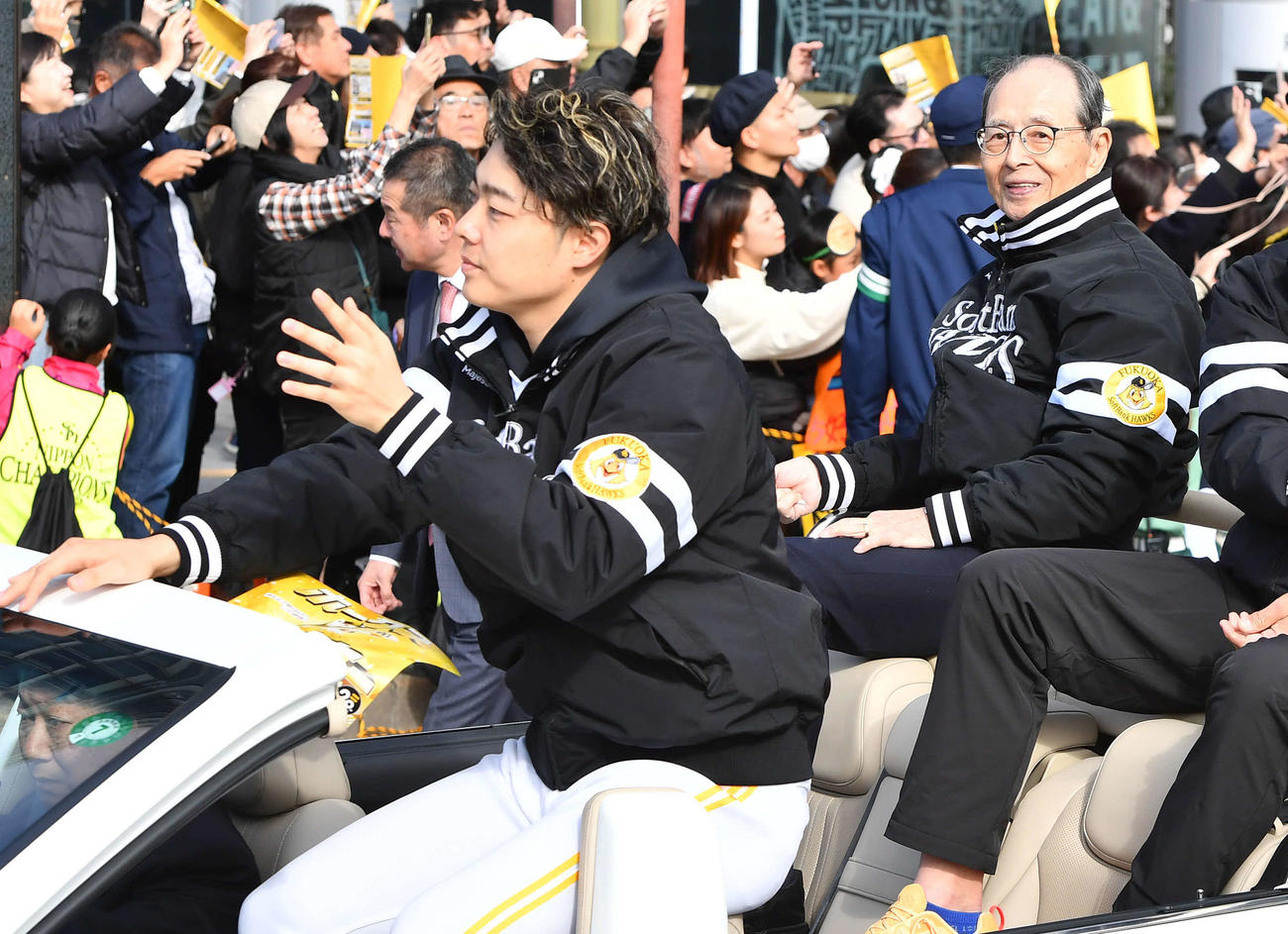 ソフトバンクの優勝祝賀パレードで手を振る松本裕（左）。右は王球団会長（撮影・岩下翔太）