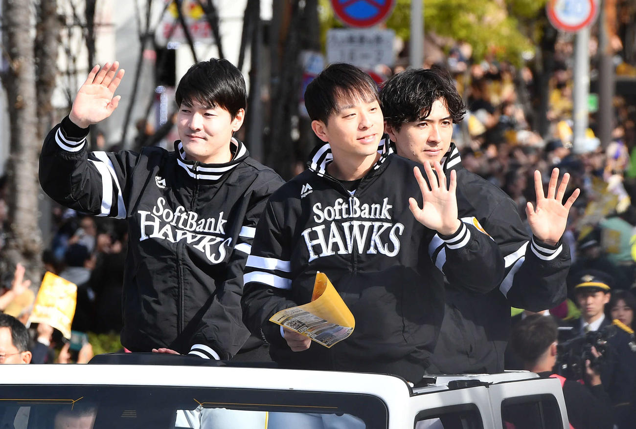 ソフトバンクの優勝祝賀パレードでファンに手を振る、左から有原、大関、上沢（撮影・岩下翔太）