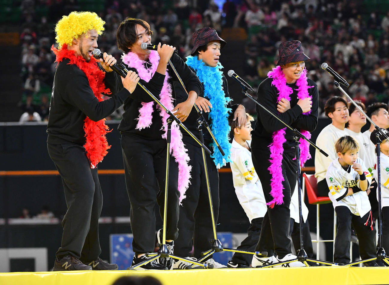 ステージでNEWSのチャンカパーナを熱唱する、左から宮里、木村大、岩崎、前田悠（撮影・岩下翔太）