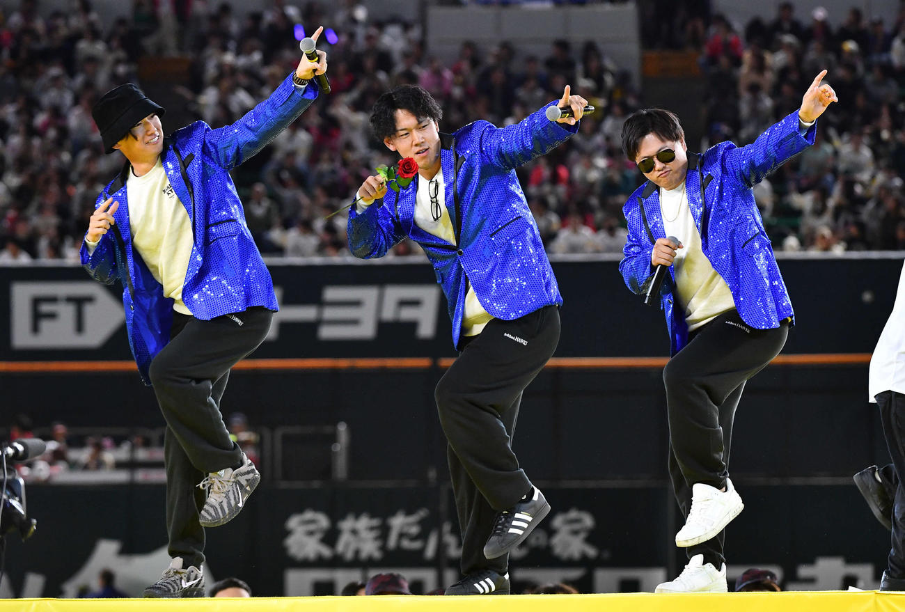 ステージで三代目J Soul Brothers「R．Y．U．S．E．I」のランニングマンを決める、左から大津、岩井、津森（撮影・岩下翔太）