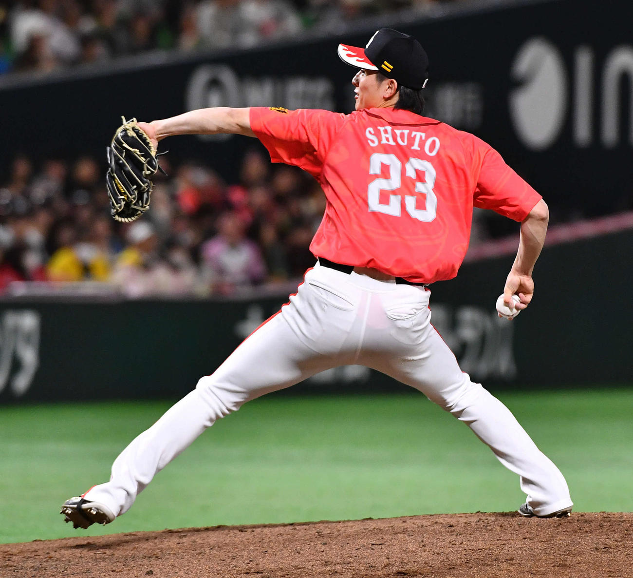 紅白戦で投球するソフトバンク周東（撮影・岩下翔太）
