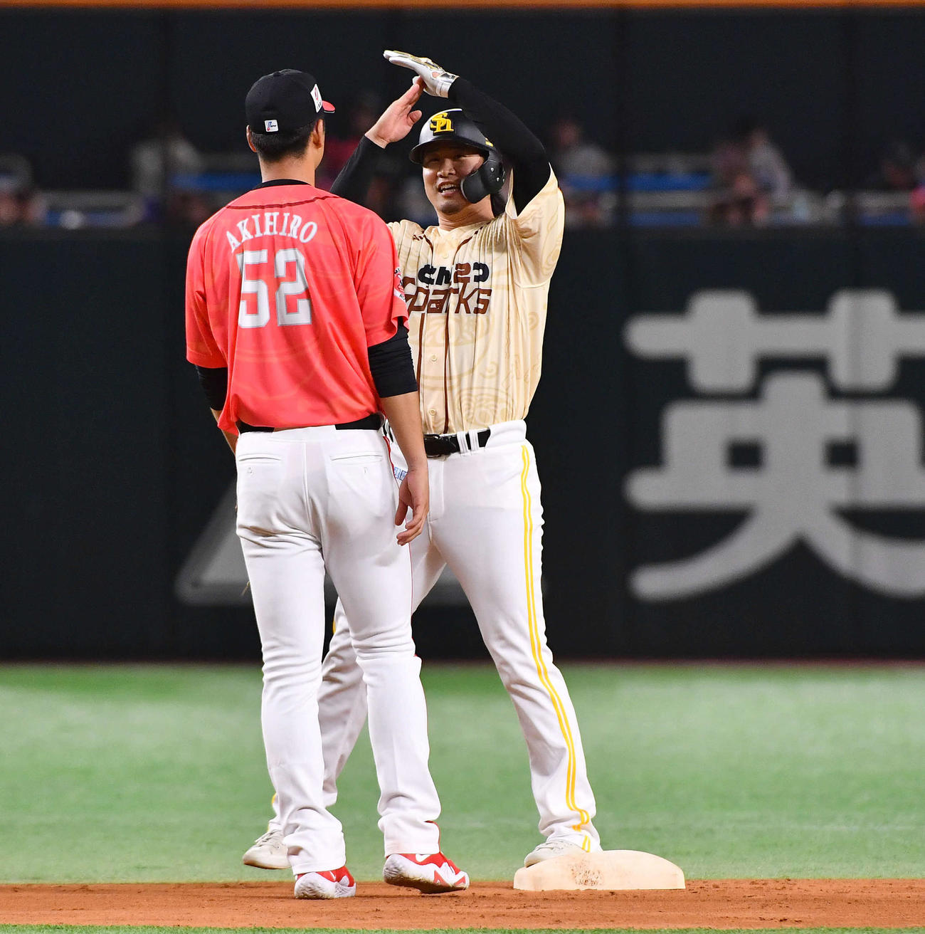 紅白戦で二塁打を放ち、タイムを要求するソフトバンク杉山（右）。左は秋広（撮影・岩下翔太）