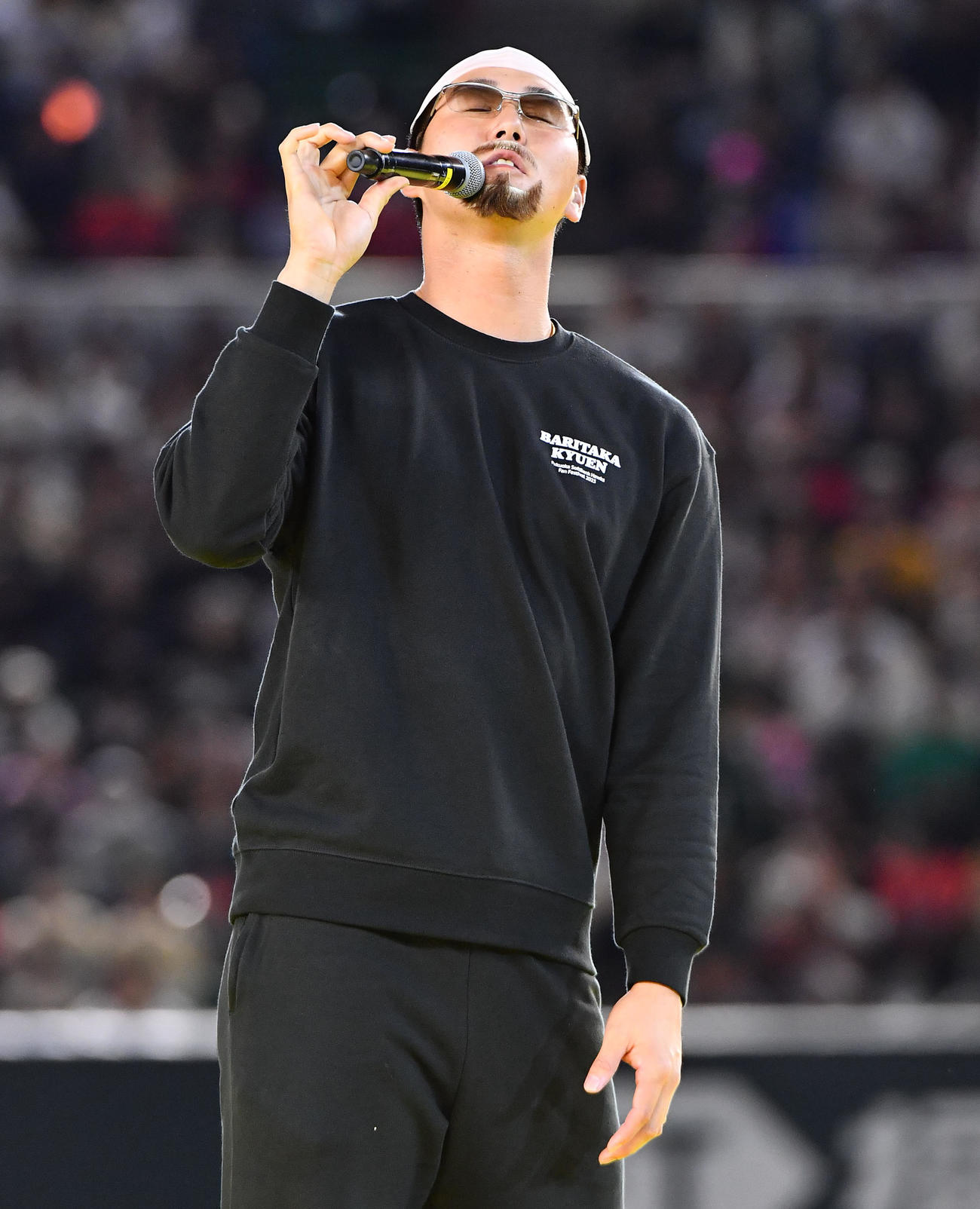 松山千春のものまねで熱唱するソフトバンク秋広（撮影・岩下翔太）