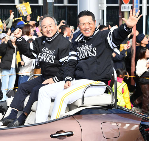 ソフトバンクの優勝祝賀パレードで笑顔でファンに手を振る孫オーナー（左）と小久保監督（撮影・岩下翔太）