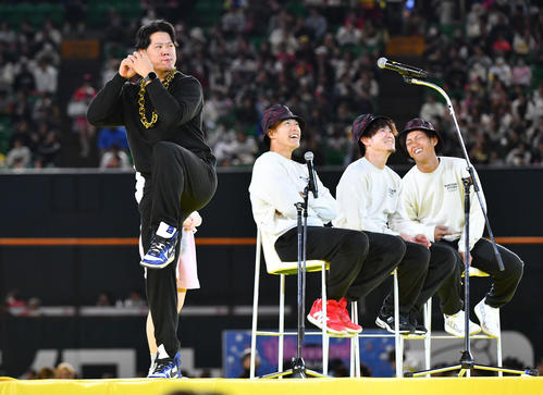 登場曲のイントロクイズで森唯斗氏のものまねをするソフトバンク上茶谷（撮影・岩下翔太）