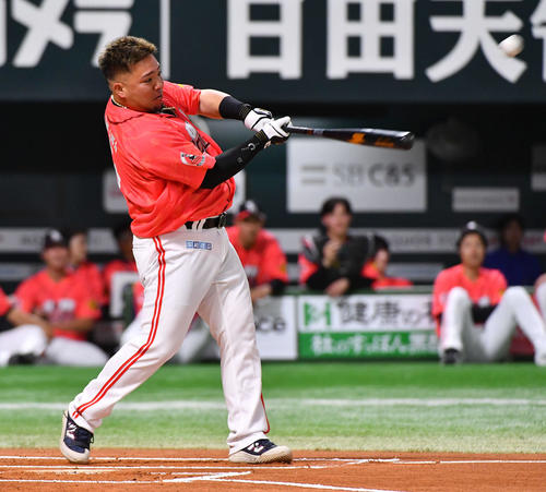 ホームランダービーで金属バットを使用して本塁打を放つソフトバンク山川（撮影・岩下翔太）