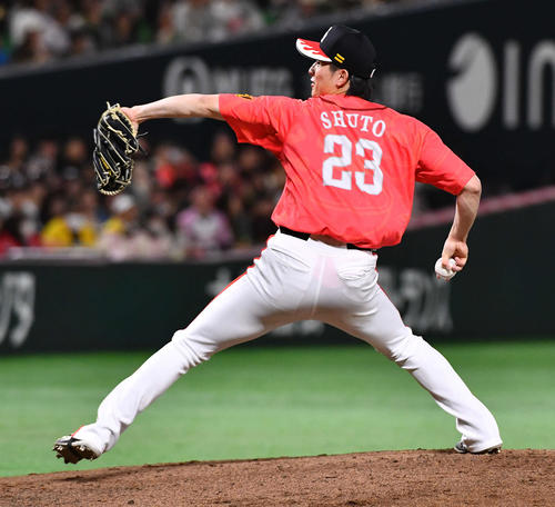紅白戦で投球するソフトバンク周東（撮影・岩下翔太）