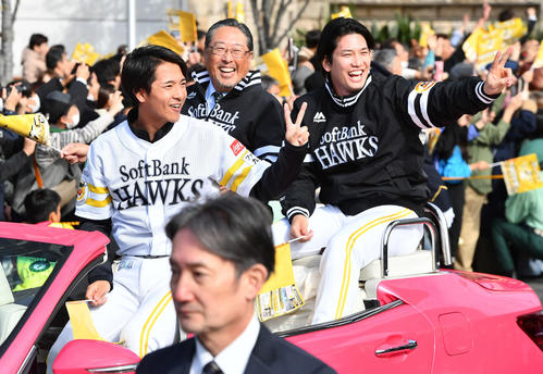 ソフトバンクの優勝祝賀パレードでピースサインを見せる柳町（左）と栗原（右）。中央は後藤球団社長（撮影・岩下翔太）