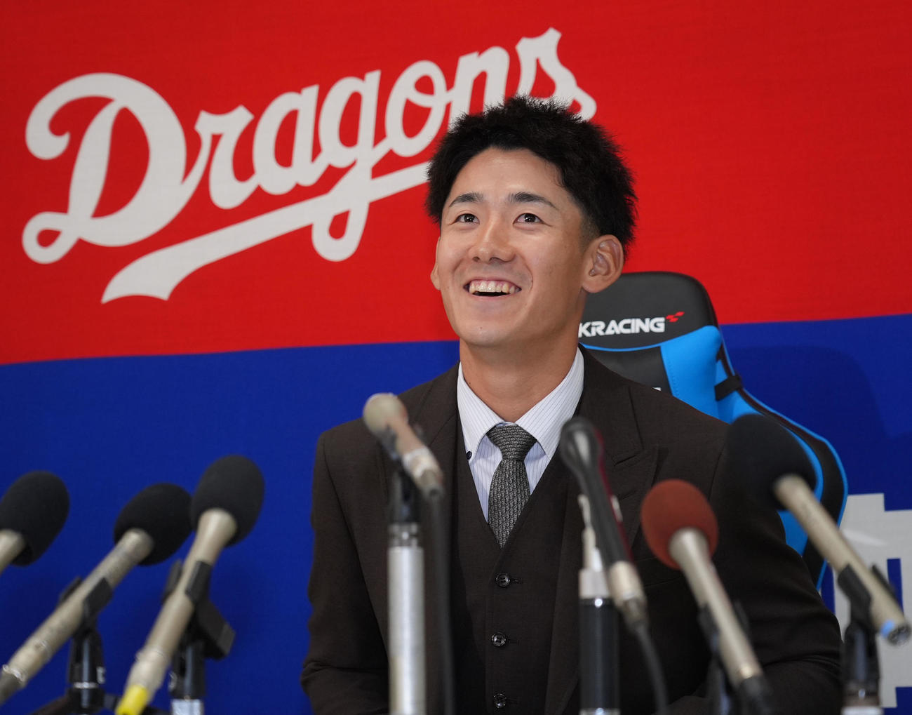 契約交渉を終え会見する尾田（撮影・森本幸一）