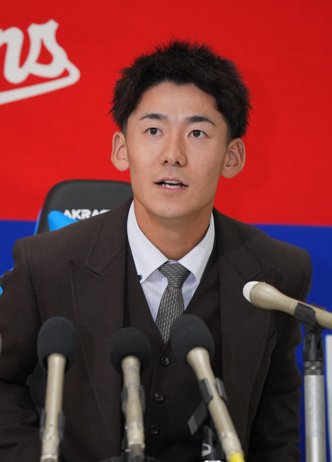 契約交渉を終え会見する尾田（撮影・森本幸一）