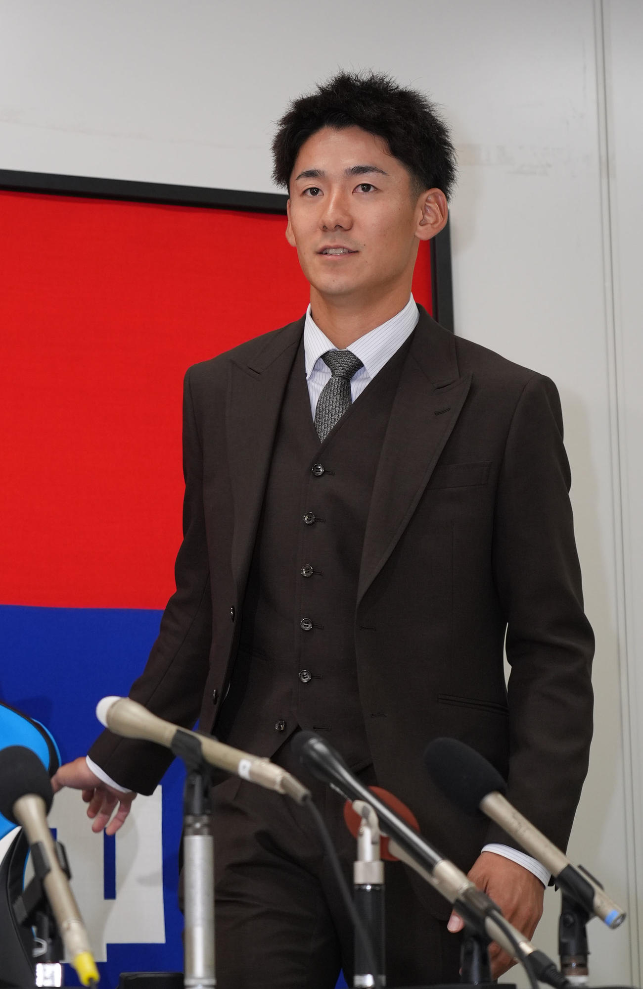 契約交渉を終え会見の席に着く尾田（撮影・森本幸一）